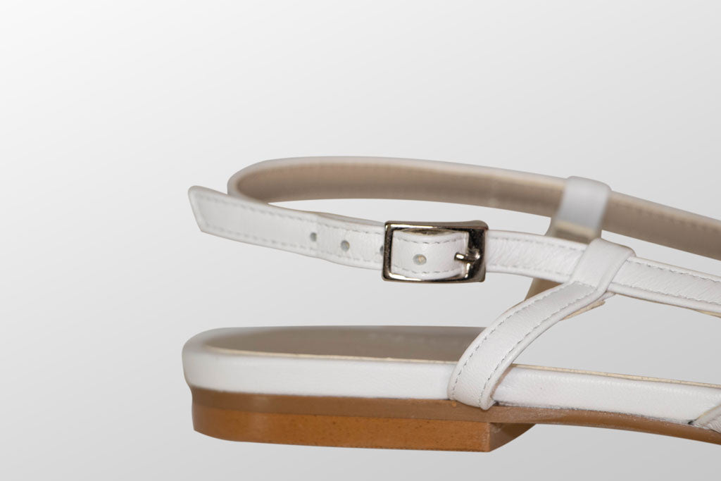 Sommerlicher Komfort: Damen Leder-Sandale in Weiß