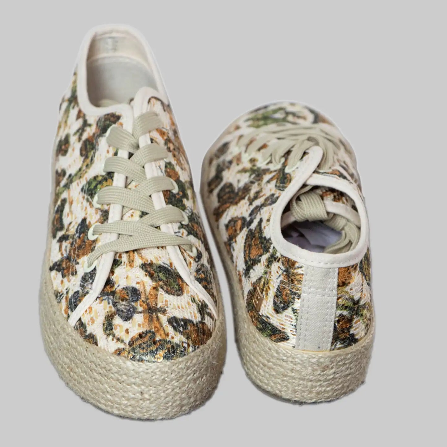 Glamourös & bequem: Damen Plateau Sneaker mit Schmetterlings-Motiven und Pailletten
