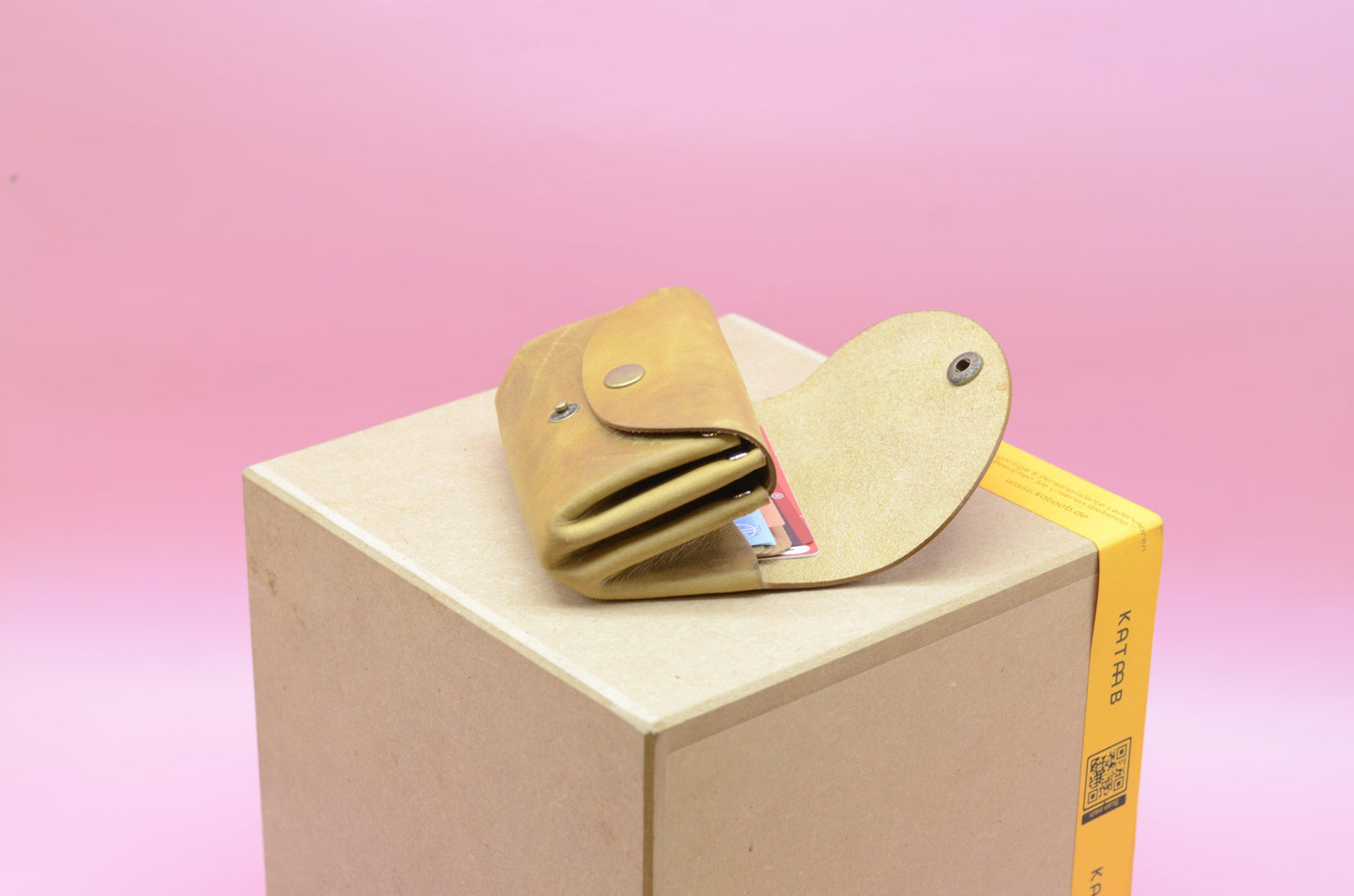 Geldbeutel ocra Leder minimalistisch klein Damen Portemonnaie, Nahaufnahme Innenfächer mit Karten