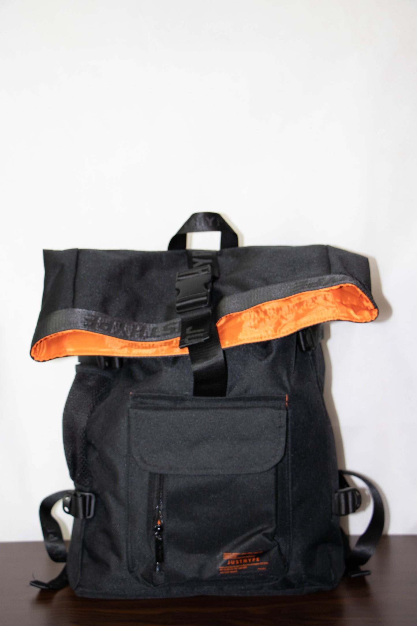 Robust & funktional: Rucksack in Schwarz mit militärisch inspiriertem Design