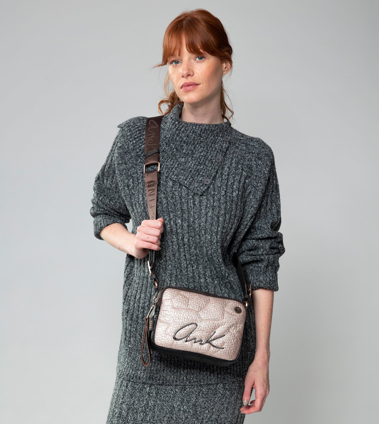 Vielseitig und künstlerisch: SHŌEN Gepolsterte Umhängetasche