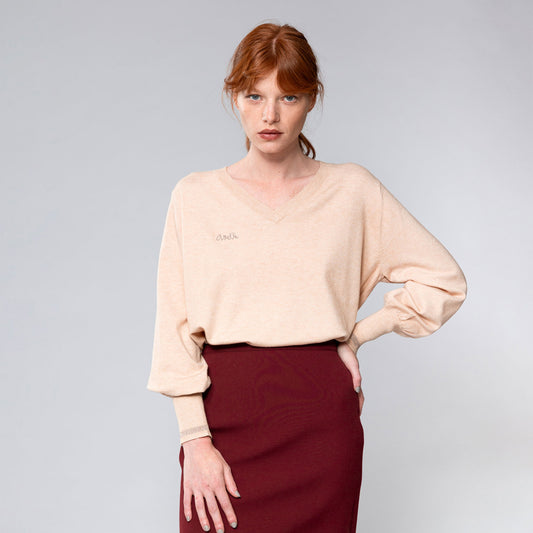 Anekke SHŌEN damestrui van viscosemix in beige - V-hals en subtiel logo
