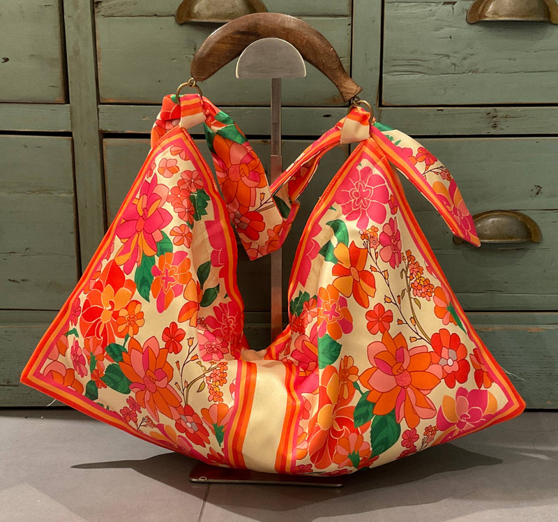 Foulardtasche Creme Blumen-Print Holzhenkel