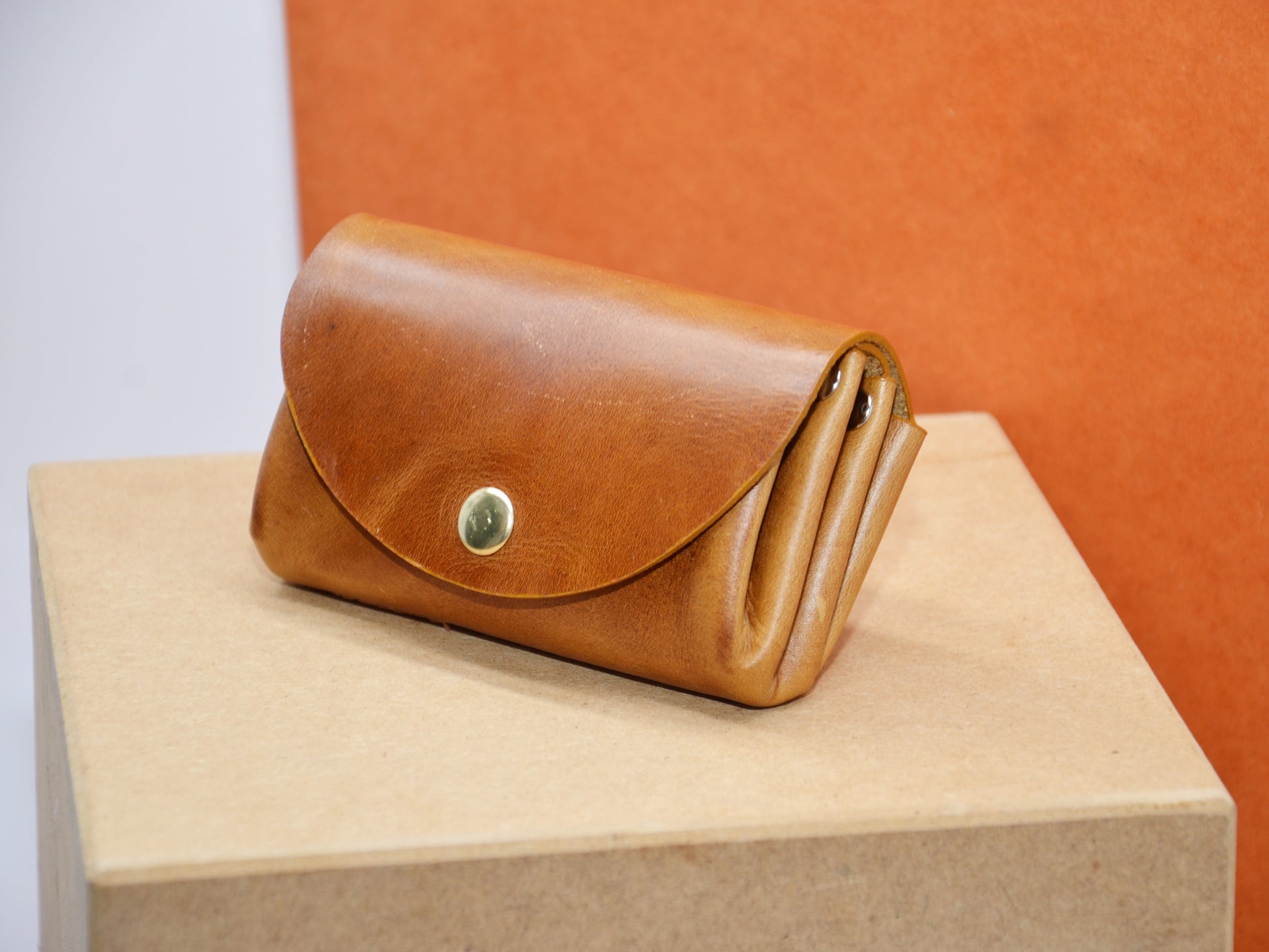 Geldbeutel ocra Leder minimalistisch klein Damen Portemonnaie, Vorderansicht geschlossen kompakt