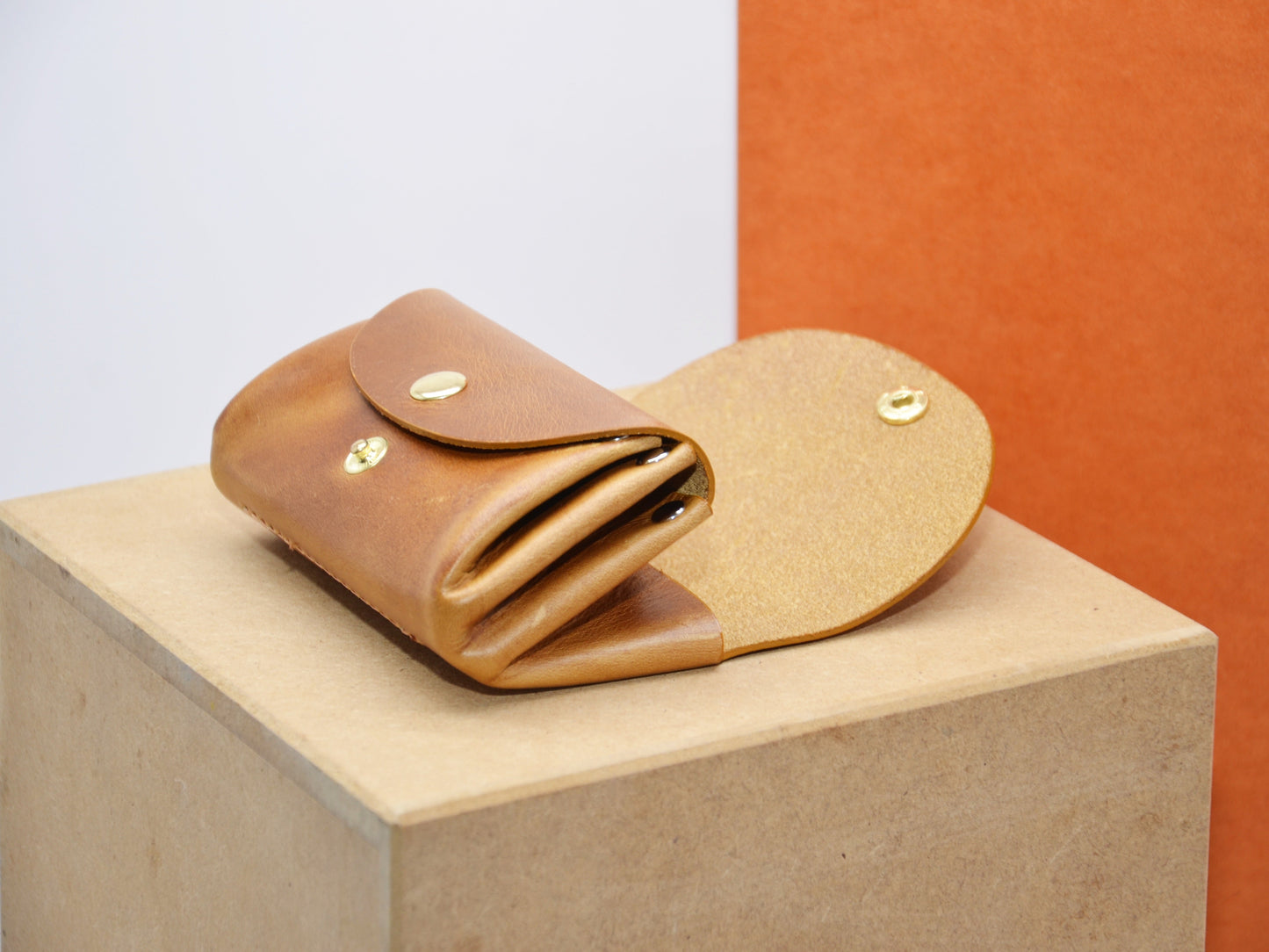 Geldbeutel ocra Leder minimalistisch klein Damen Portemonnaie, geöffnet mit Kartenfächern und Münzfach