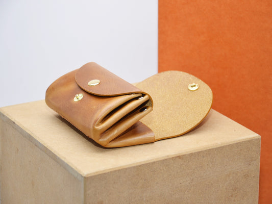 Geldbeutel ocra Leder minimalistisch klein Damen Portemonnaie, geöffnet mit Kartenfächern und Münzfach