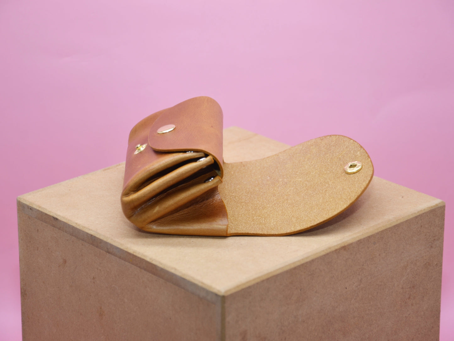 Geldbeutel ocra Leder minimalistisch klein Damen Portemonnaie, Nahaufnahme geöffnet zeigt Innenfächer