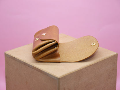 Geldbeutel ocra Leder minimalistisch klein Damen Portemonnaie, Nahaufnahme geöffnet zeigt Innenfächer