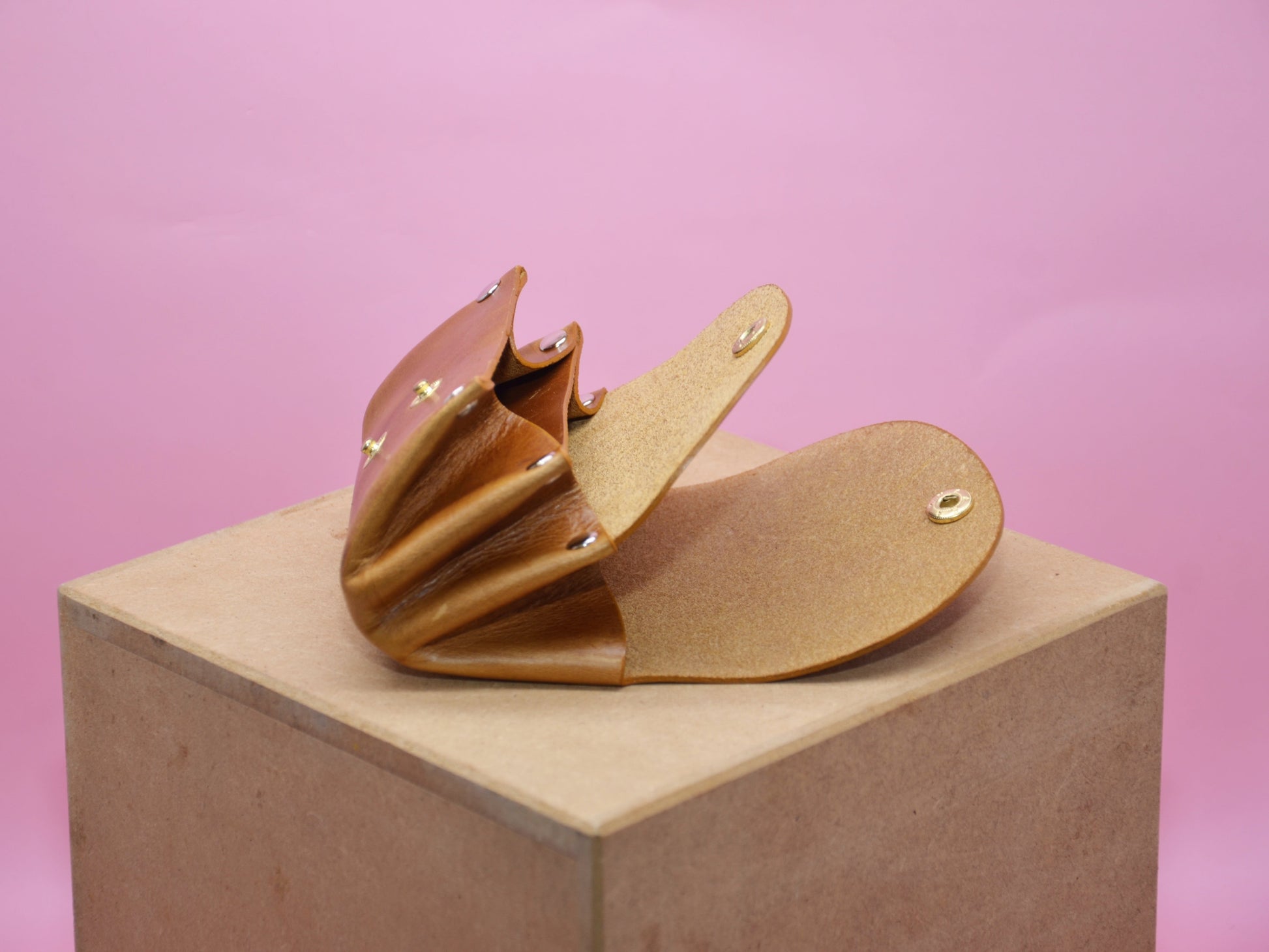 Geldbeutel ocra Leder minimalistisch klein Damen Portemonnaie, Nahaufnahme geöffnet zeigt Innenfächer