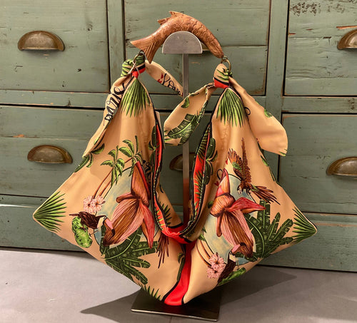Foulardtasche Beige Tropical-Print Holzhenkel
