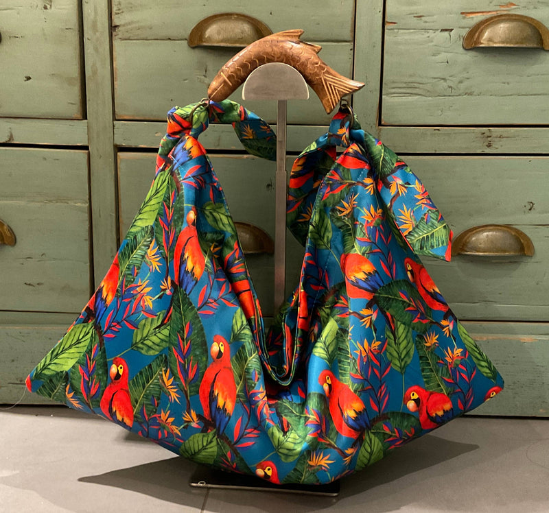 Foulardtasche Königsblau Papageien-Print Holzhenkel