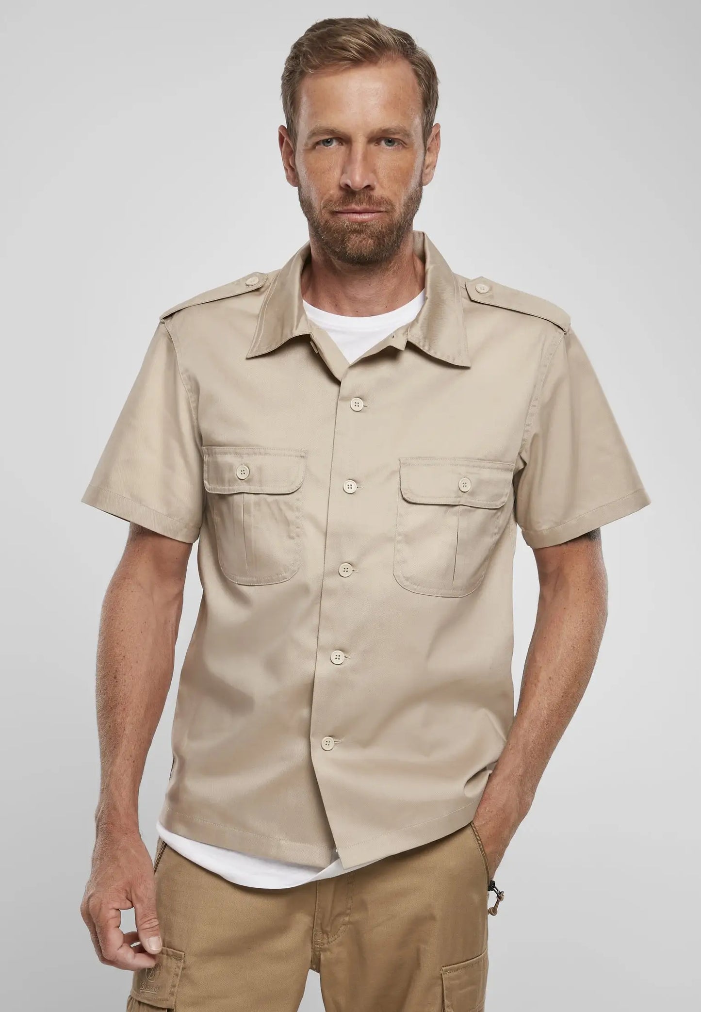Hemd beige kurze Ärmel US-Shirt wasserabweisend, Vorderansicht mit Brusttaschen und Knopfleiste