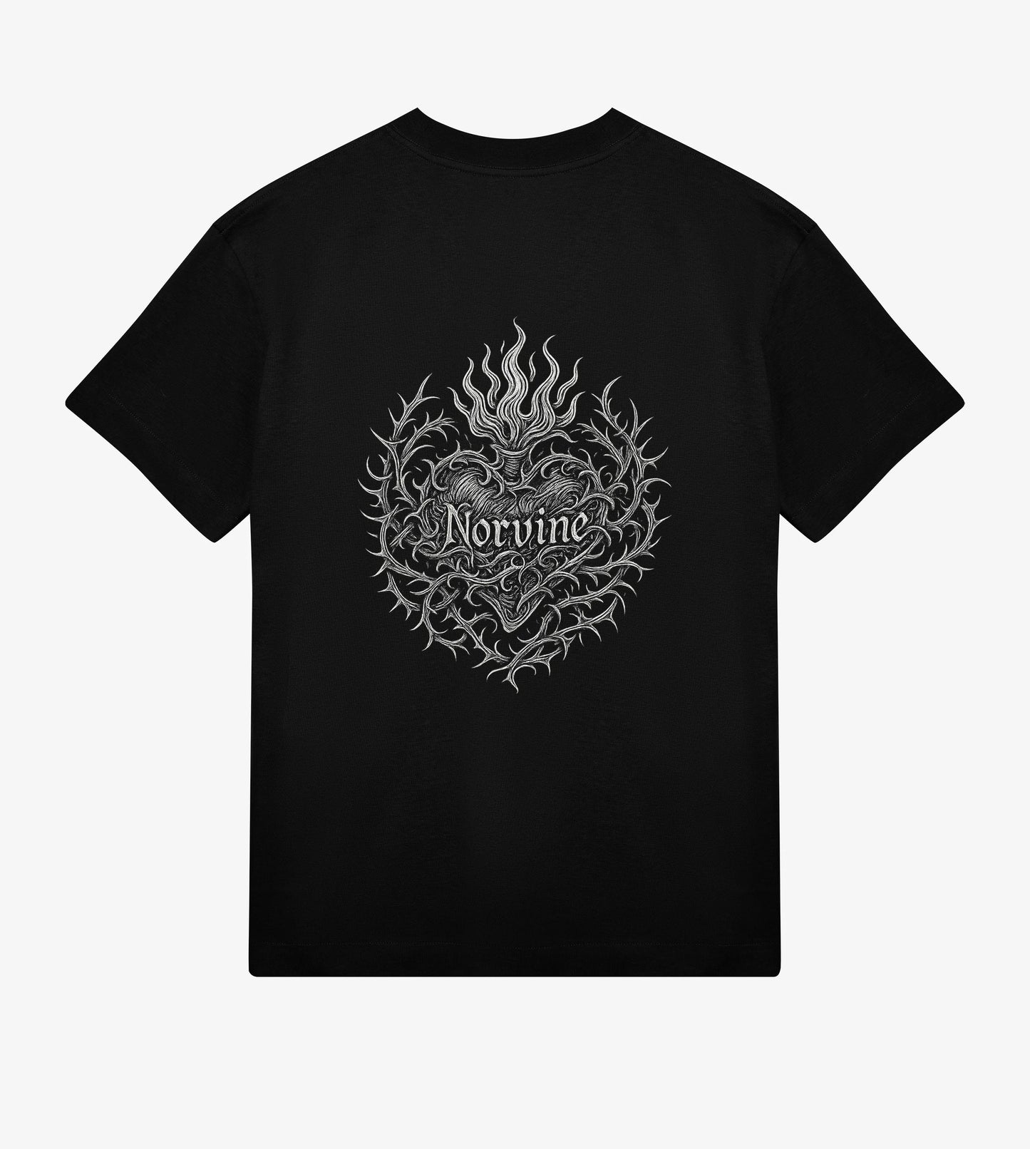 Nahaufnahme eines schwarzen Premium T-Shirts aus Bio-Baumwolle mit hohem Rippkragen und relaxed Boxy Cut, Fokus auf die dicke premium Haptik und saubere Verarbeitung, hochwertige Modefotografie