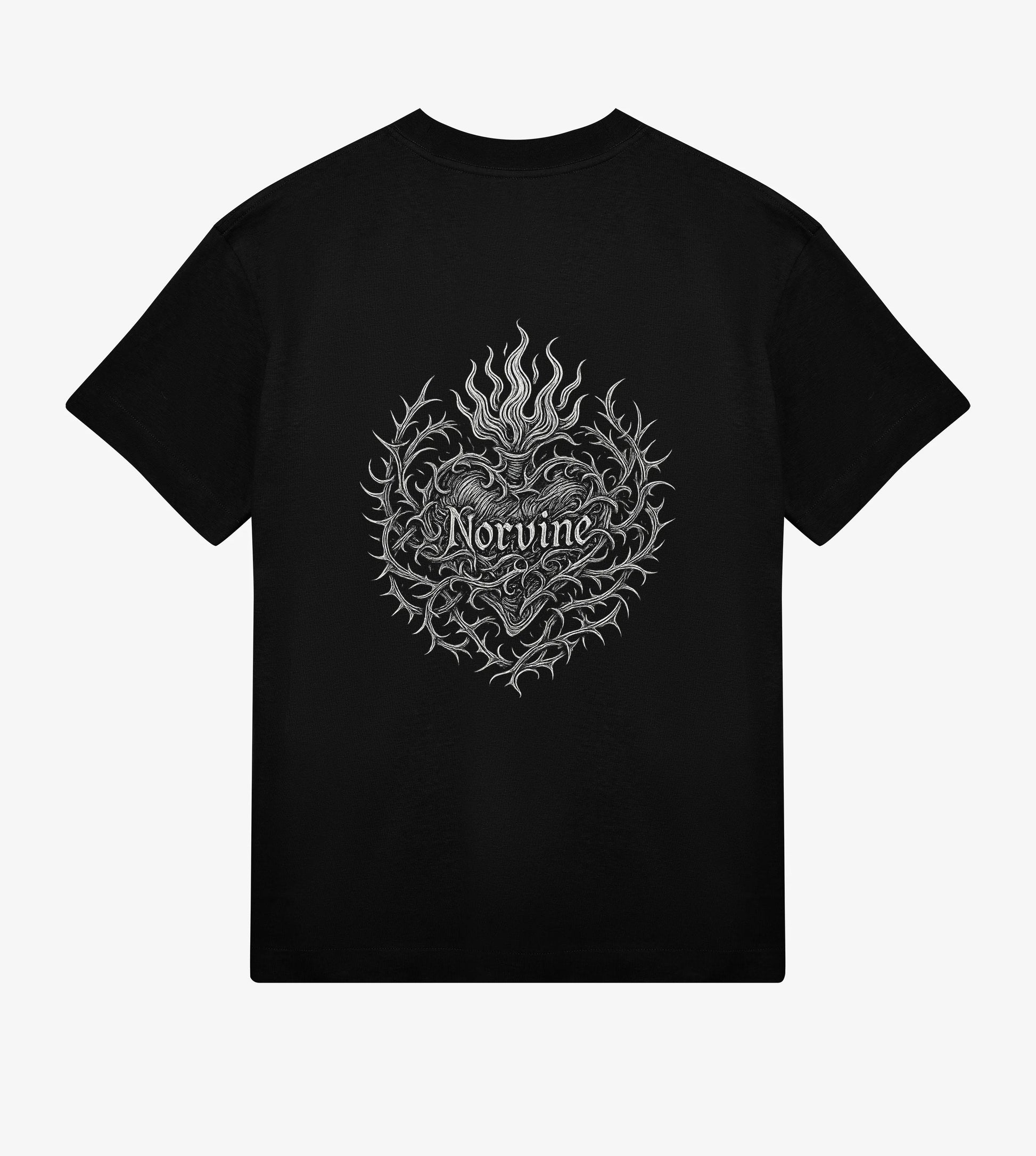 Nahaufnahme eines schwarzen Premium T-Shirts aus Bio-Baumwolle mit hohem Rippkragen und relaxed Boxy Cut, Fokus auf die dicke premium Haptik und saubere Verarbeitung, hochwertige Modefotografie