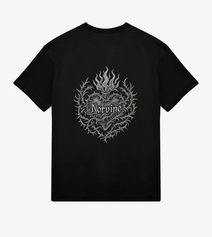 Nahaufnahme eines schwarzen Premium T-Shirts aus Bio-Baumwolle mit hohem Rippkragen und relaxed Boxy Cut, Fokus auf die dicke premium Haptik und saubere Verarbeitung, hochwertige Modefotografie