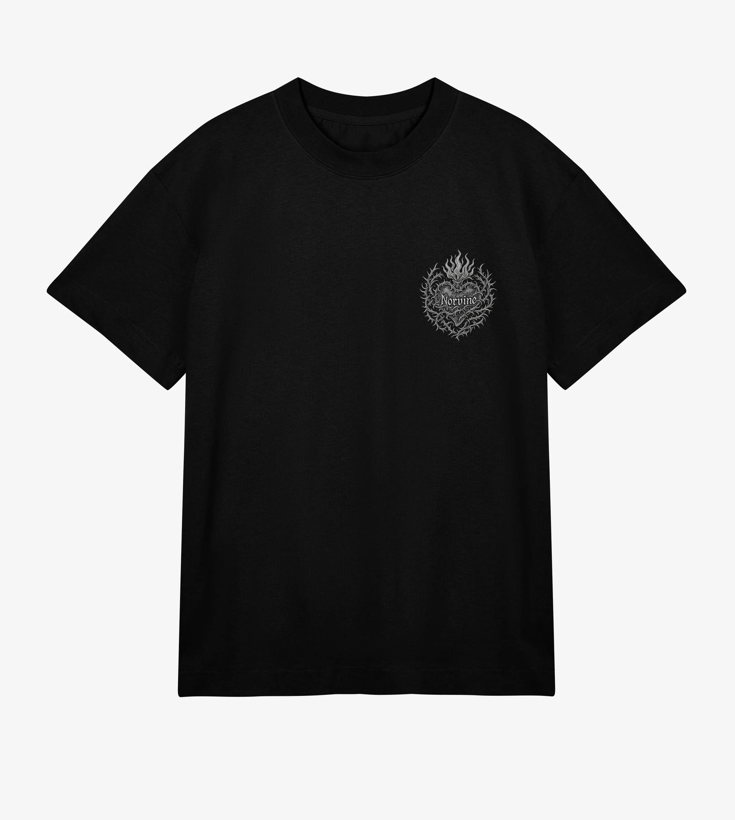 Schwarzes Norvine Thornheart Herren T-Shirt aus 100% Bio-Baumwolle mit relaxed Boxy Cut und hohem Rippkragen, professionelles Produktfoto auf weißem Hintergrund, Studio-Beleuchtung die die premium Haptik hervorhebt