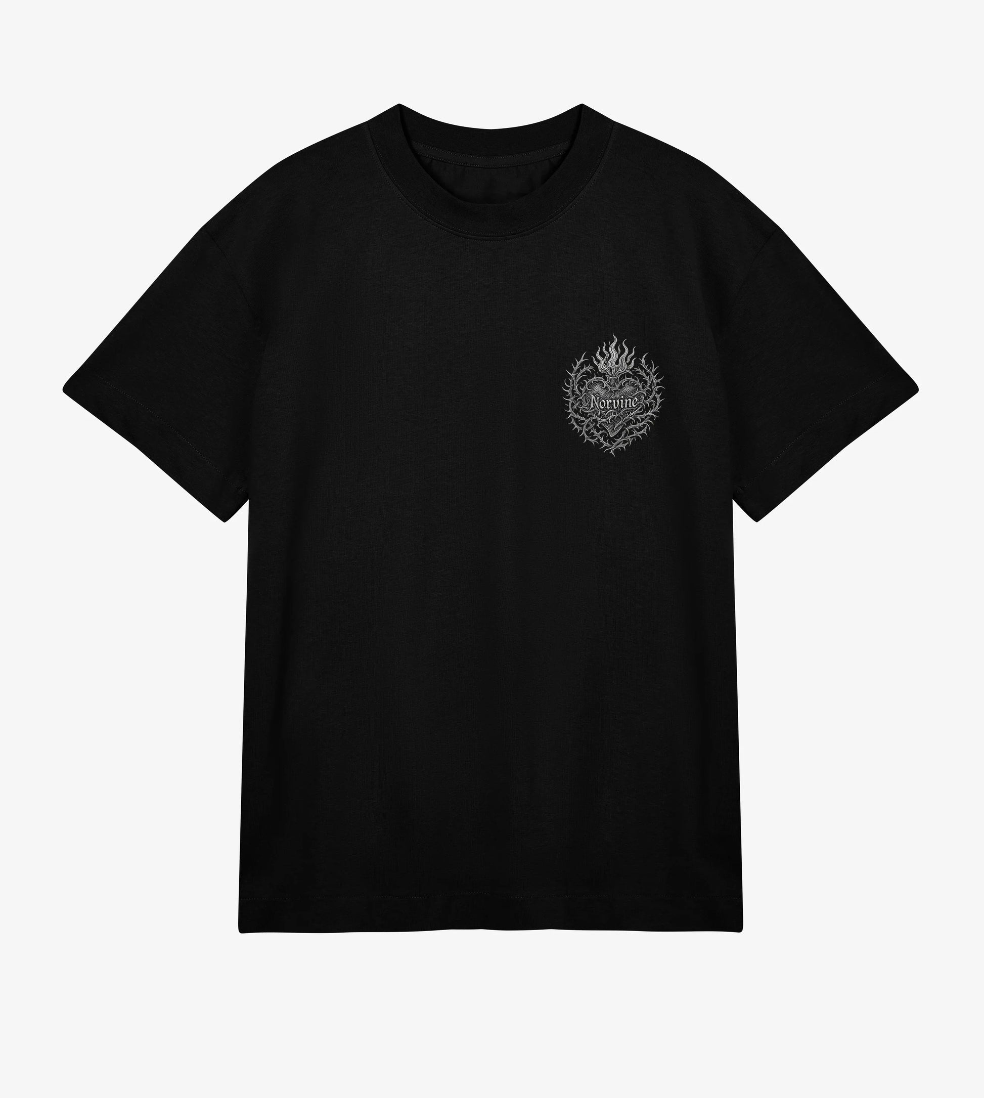 Schwarzes Norvine Thornheart Herren T-Shirt aus 100% Bio-Baumwolle mit relaxed Boxy Cut und hohem Rippkragen, professionelles Produktfoto auf weißem Hintergrund, Studio-Beleuchtung die die premium Haptik hervorhebt