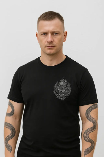 Ein stilvoller Mann trägt ein schwarzes Norvine Thornheart T-Shirt aus 100% Bio-Baumwolle mit relaxed Boxy Cut und hohem Rippkragen, urbane Lifestyle-Fotografie mit natürlichem Licht, moderner zeitloser Look
