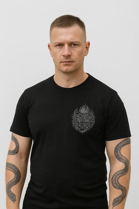 Ein stilvoller Mann trägt ein schwarzes Norvine Thornheart T-Shirt aus 100% Bio-Baumwolle mit relaxed Boxy Cut und hohem Rippkragen, urbane Lifestyle-Fotografie mit natürlichem Licht, moderner zeitloser Look